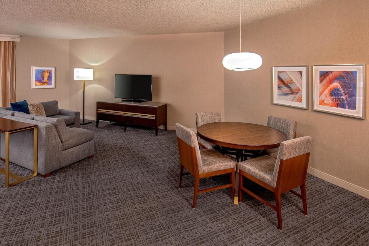 Junior Suite 1 King Corner room,1681718625:JPEG